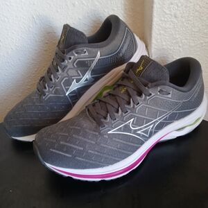 Mizuno Gray Athletic Running Shoes with Pink and White Accents